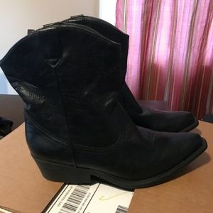 Women's point toe cowgirl boots